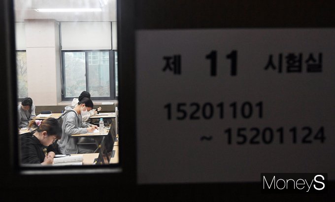 [머니S포토] '킬러문항 배제·노마스크' 2024학년도 수능 시작