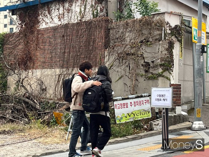2024학년도 대학수학능력시험이 치러지는 선린인터넷고에서 수험생 아버지 성장석씨(53)가 딸을 격려하는 모습. /사진=박재이 기자