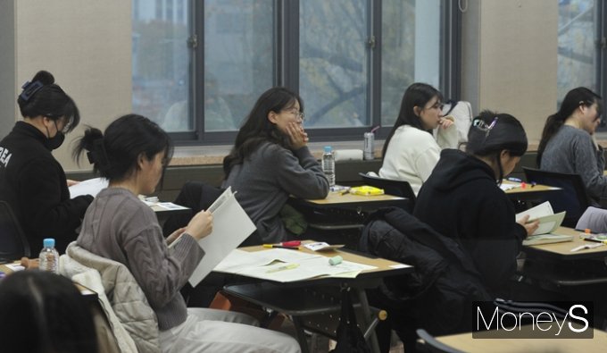 올해 대학수학능력시험(수능) 샤프 색깔은 '상아베이지'인 것으로 확인됐다. 사진은 16일 오전 서울 중구 이화여자외국어고등학교에서 수험생들이 마지막 준비를 하는 모습. /사진=장동규 기자