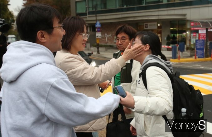 올해도 대학수학능력시험 입실에 차질이 없도록 수험생과 학부모, 경찰과 소방당국의 고군분투가 벌어졌다. 사진은 16일 시험장인 이화여자외국어고등학교로 들어가기 전 부모님과 인사를 나누는 수험생의 모습. /사진=장동규 기자