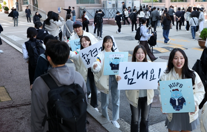 2024학년도 대학수학능력시험(수능)이 끝난 뒤 대학별 수시전형 논술·면접고사와 정시 전형이 시작된다. 사진은 한국외국어대학교 수시 학생부종합전형 면접고사 모습. /사진=뉴스1