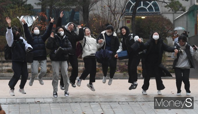 [머니S포토] '수능 끝났다!'