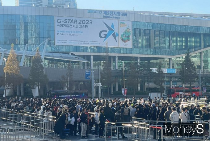 지스타2023 2일차인 17일 오전 관람객들이 입장을 기다리고 있다. /사진=이재현 기자