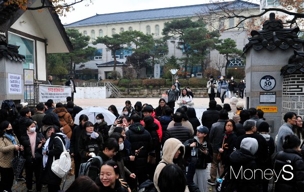 절반에 가까운 수험생이 올해 대학수학능력시험(수능)을 '매우 어려웠다'라고 평가했다. 사진은 2024학년도 대학수학능력시험을 마치고 덕성여자고등학교를 나서는 수험생들의 모습. /사진=장동규 기자