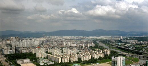 서울 송파구 '잠실엘스'(5678가구) 84.8㎡(전용면적)는 지난 10월 18억6000만원(5층)에 실거래 신고돼 8월 실거래가 21억9000만원(4층·8층)보다 3억3000만원이 하락했다./사진=뉴스1