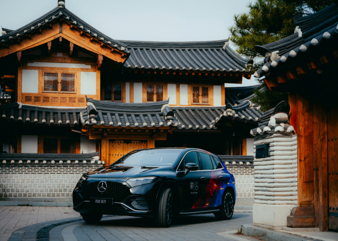 2023 리그 오브 레전드 월드 챔피언십 우승 트로피 캐리어로 활약하는 메르세데스-벤츠 EQS SUV  /사진=메르세데스-벤츠