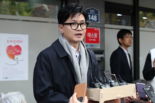 한동훈 법무부 장관이 17일 오후 대구 수성구 만촌동 대구스마일센터를 찾아 취재진 질문에 답하고 있다./사진제공=뉴스1