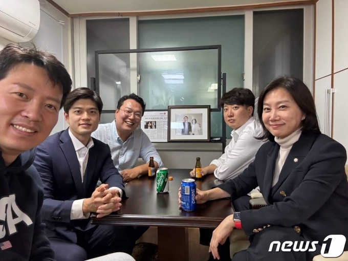 이준석 전 국민의힘 대표와 ‘천아용인’(천하람·허은아·김용태·이기인) 네 사람이 지난 11일 회동을 가졌다. 이 전 대표가 국민의힘 현역 의원 중에도 신당에 합류할 사람이 있다고 주장한 지 하루 만이다. (김용태 전 최고위원 페이스북 갈무리) 2023.11.12/뉴스1 ⓒ News1 허경 기자