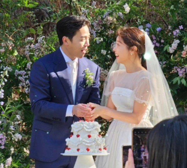 걸스데이 출신 배우 소진과 배우 이동하가 18일 서울 모처에서 양가 가족과 가까운 지인만 초대해 비공개로 결혼식을 진행했다. /사진=유라 인스타그램 캡처 