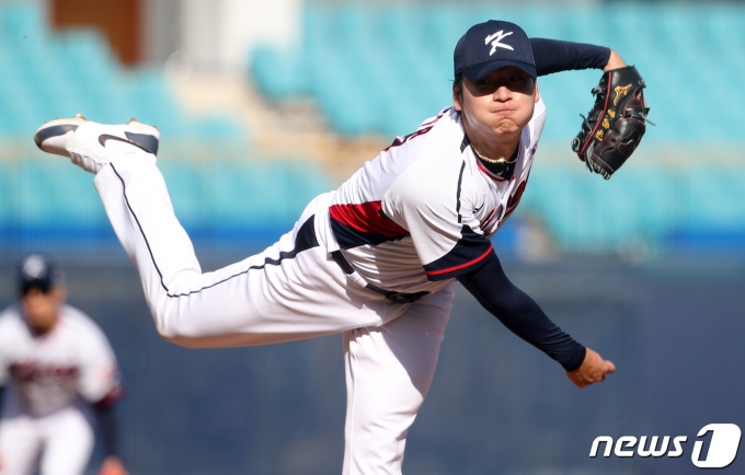 8일 오후 대구 삼성라이온즈파크에서 열린 아시아프로야구챔피언십(APBC) 대표팀과 상무의 첫 연습경기, 1회말 상무팀 선발투수로 나온 곽빈이 역투하고 있다. 2023.11.8/뉴스1 ⓒ News1 공정식 기자