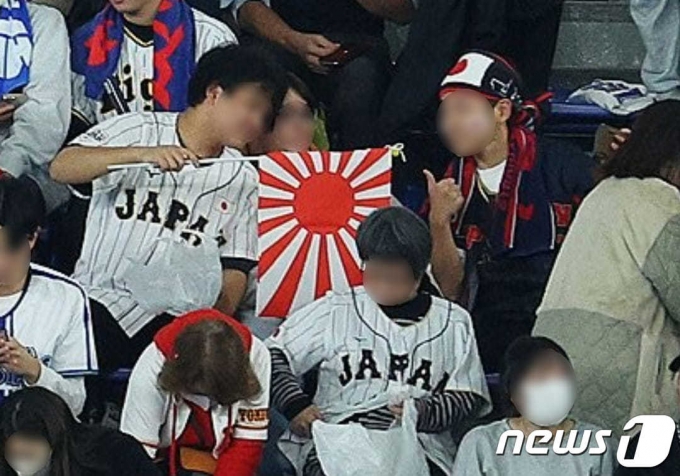 지난 17일 일본 도쿄돔에서 열린 아시아프로야구챔피언십 한일전에서 일본 팬이 욱일기를 들고 응원하고 있다. (SNS 갈무리) ⓒ 뉴스1