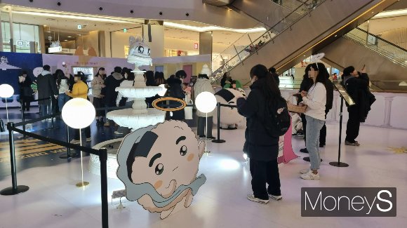 지난 17일 오후 서울 잠실 롯데월드몰 1층 아트리움에서 열린 쿵야 레스토랑즈 팝업스토어에는 두 손을 모아 소원을 비는 사람들로 가득했다. /사진=문희인 기자