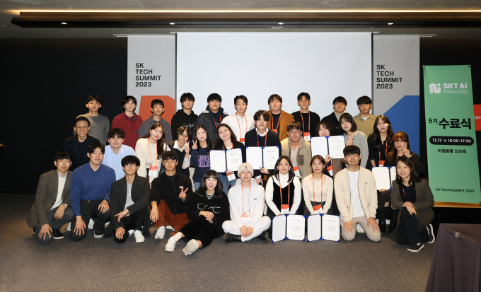 SK텔레콤은 기업 현장에서 실제 진행 중인 연구과제 수행을 통해 인공지능 분야의 미래 인재를 육성하는 'SKT AI 펠로우십' 5기 과정을 성공적으로 마무리했다고 20일 밝혔다. SKT AI 펠로우십 5기 학생들이 수료식을 마치고 기념촬영을 하는 모습. /사진=SK텔레콤