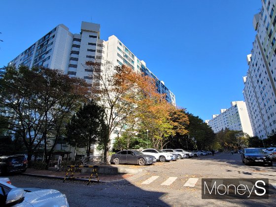 삼풍아파트는 현재 공식 조합설립추진위원회가 없어 신탁방식을 추진하려는 '삼풍 재건축추진준비위원회'(이하 준비위)와 조합방식을 희망하는 '삼풍 통합재건축준비위원회'(이하 준비위2)가 사업 방식을 놓고 합의에 이르지 못하고 있다. /사진=신유진 기자