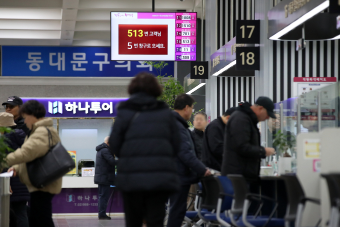 행정안전부는 20일 전국 시군구·읍면동 주민센터에서 민원 서류발급 서비스를 재가동한다고 알렸다. 사진은 이날 오전 서울 동대문구청을 찾은 민원인들이 민원 업무를 보는 모습. /사진=뉴스1