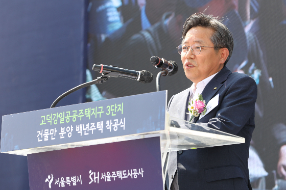 김헌동 서울주택도시공사(SH공사) 사장이 지난 5월31일 서울 강동구 고덕강일 공공주택지구 3단지 현장에서 열린 건물만 분양 백년주택 착공식에서 환영사를 하고 있다./사진=뉴시스