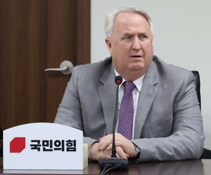 인요한 국민의힘 혁신위원장이 한동훈 법무부 장관의 내년 총선 출마 가능성에 대해 "경쟁력 있는 분들이 와서 도와야 한다"고 말했다. 사진은 인 위원장이 지난 17일 서울 여의도 국민의힘 당사에서 열린 제8차 혁신위원회 전체회의에서 발언하는 모습. /사진=뉴스1 