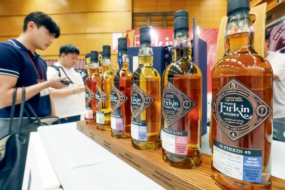서울 바앤스피릿쇼를 찾은 관람객들이 위스키를 살펴보고 있다. /사진=뉴스1
