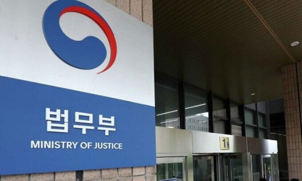 내년 1월부터 스토킹 행위자가 피해자에게 접근할 시 알려주는 시스템이 도입된다. 사진은 법무부 로고. /사진=뉴스1