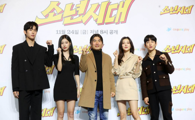 영화 '1947 보스톤'에서 마라톤 선수 서윤복 역을 완벽하게 소화한 배우 임시완이 이번에는 충청남도 싸움짱으로 돌아온다. 사진은 배우 이시우, 강혜원, 이명우 감독, 이선빈, 임시완(왼쪽부터)이 20일 오후 서울 강남구 조선팰리스에서 열린 쿠팡플레이 시리즈 '소년시대' 제작발표회에서 포즈를 취하고 있다. /사진= 뉴시스
