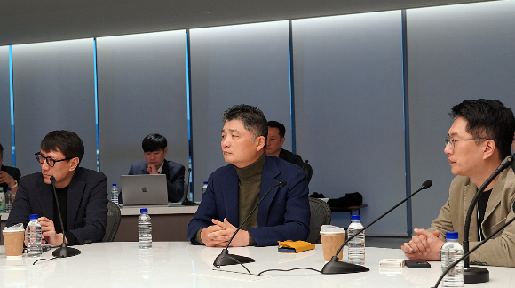 카카오는 20일 판교 아지트 사옥에서 4차 공동체 경영회의를 열었다. 사진은 회의에 참석한 김범수 카카오 창업주(가운데)와 홍은택 카카오 대표(왼쪽), 류긍선 카카오모빌리티 대표. /사진=카카오