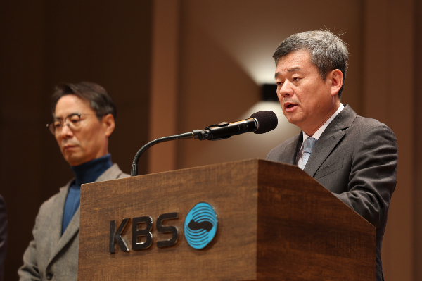 더불어민주당이 KBS 수신료 보이콧과 관련해 "수신료 보이콧 운동과 시청자 청원은 KBS의 진정한 주인인 국민께서 박민 사장에게 보낸 해고 통보"라고 주장했다. 사진은 박민 KBS 신임 사장(오른쪽)이 지난 14일 서울 영등포구 KBS 아트홀에서 열린 대국민 기자회견에서 발언하는 모습. /사진=뉴시스