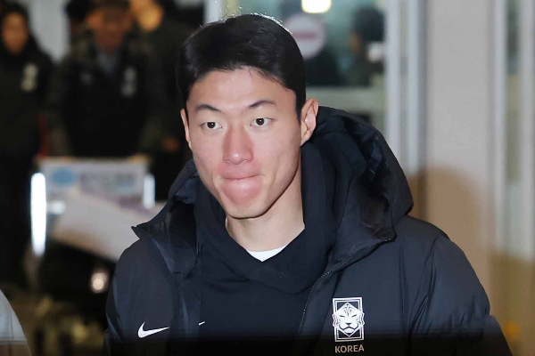 불법촬영 혐의를 받고 있는 축구 국가대표선수 황의조가 혐의를 전면 부인했다. 사진은 지난 19일 오전 황의조가 2026 FIFA 북중미 월드컵 아시아 지역 2차 예선 C조 조별리그 2차전 중국과의 경기를 치르기 위해 인천국제공항을 통해 출국하고 있는 모습. /사진=뉴스1