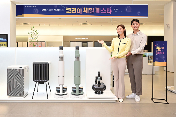 삼성전자와 LG전자가 가전 할인 행사를 진행한다. 사진은 세일 행사를 소개하는 삼성전자 관계자. /사진=삼성전자 제공
