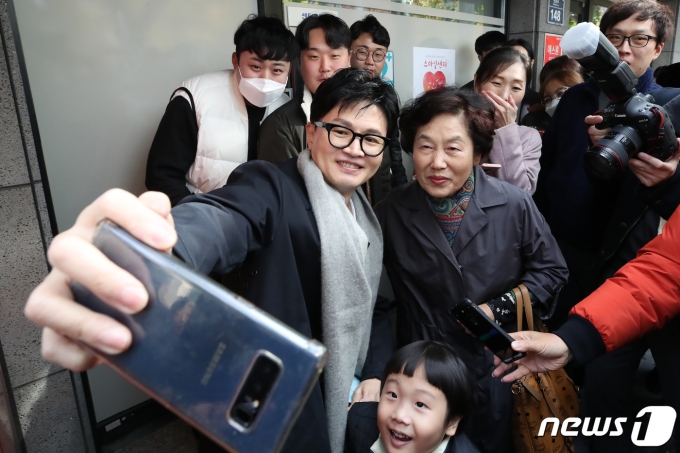 한동훈 법무부 장관이 17일 오후 대구스마일센터에서 휴대전화를 들고 시민들과 기념사진을 찍고 있다. 2023.11.17/뉴스1 ⓒ News1 공정식 기자