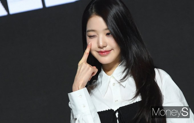 그룹 아이브 장원영의 사려 깊은 행동에 감동한 청각장애인 팬의 이야기가 전해졌다. 사진은 지난 4월 서울 영등포구 여의도동 콘래드서울에서 열린 첫 번째 정규 앨범 '아이해브 아이브'(I've IVE) 발매 기자간담회에 참석한 가수 장원영. /사진=장동규 기자