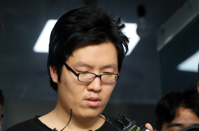 서울 관악구 신림동 둘레길 성폭행 살인 피의자 최윤종(30)의 재판에 모친이 증인으로 참석했다. 그는 "죽을 죄를 지었다"고 했지만 "합의금 마련은 어렵다"는 뜻을 밝혔다. 사진은 최윤종이 지난 8월25일 오전 서울 관악경찰서에서 검찰로 송치되는 모습. /사진=뉴스1