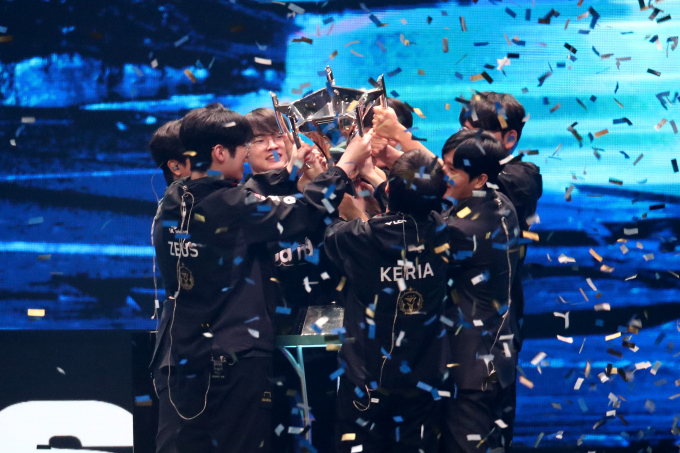 2023리그오브레전드 월드 챔피언쉽 결승전이 열린 지난 19일 서울 구로구 고척스카이돔에서 한국선수단 T1이 우승을 차지해 트로피를 들고 세레머니를 하고 있다. /사진=뉴스1