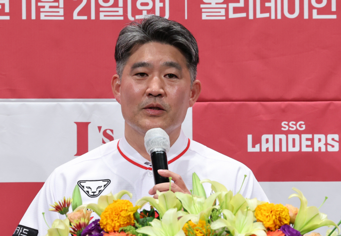 이숭용 SSG 신임 감독이 취임식에서 기자의 질문에 답하고 있다. /사진= 뉴시스