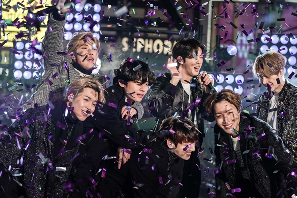 그룹 방탄소년단(BTS) 멤버 RM, 지민, 뷔, 정국이 입대를 위한 절차를 밟는다. 사진은 지난 2020년 1월(현지시각) 뉴욕 맨해튼 타임스퀘어에서 열린 새해 전야 행사에 참석한 그룹 방탄소년단. /사진=로이터