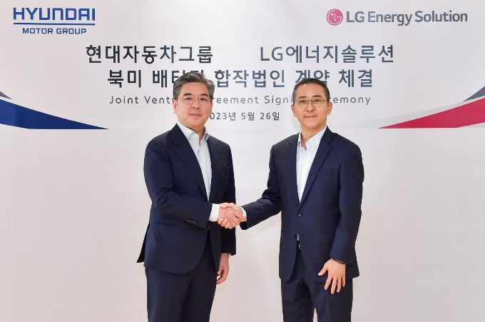 지난 5월 북미 배터리 합작법인 설립 계약을 체결한 뒤 장재훈 현대자동차 사장(왼쪽)과 기념 사진을 찍은 권 부회장. /사진=LG에너지솔루션 제공