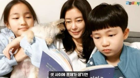 25일 유튜브 채널 '근황올림픽'에는 그룹 '주얼리' 출신 겸 배우 이지현이 출연해 최근 근황을 소개했다. 그는 10년 간 전 남편들에게 양육비를 전혀 받지 못했다고 토로했다.