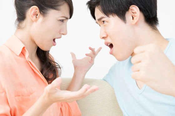 25일 뉴스1에 따르면 주점에서 남편에게 맥주병을 던져 이를 피하려던 남편과 시어머니를 다치게 한 30대 여성이 징역 1년에 집행유예 2년을 선고받았다./사진=이미지투데이
