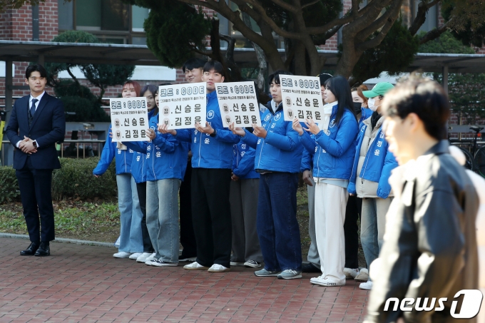 대구 달서구 계명대학교 성서캠퍼스에서 총학생회장 선거를 일주일 앞두고 지난 22일 선거운동원들이 지지를 호소하고 있다.  (사진은 기사 내용과 관련 없음)/뉴스1 ⓒ News1 공정식 기자