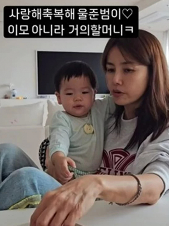 배우 신애라가 코미디언 홍현희와 제이쓴 부부의 아들 준범군과 행복한 시간을 공개했다. /사진=신애라 인스타그램