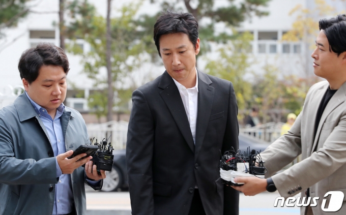 마약 투약 혐의를 받고 있는 배우 이선균이 4일 오후 소환조사를 받기 위해 인천 남동구 인천논현경찰서로 향하고 있다. 2023.11.4/뉴스1 ⓒ News1 박세연 기자