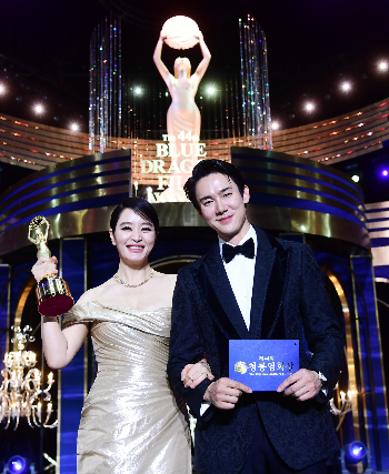 24일 오후 서울 여의도 KBS홀에서 열린 제44회 청룡영화상 시상식에서 배우 김혜수가 트로피를 들고 유연석과 포즈를 취하고 있다./사진=뉴스1