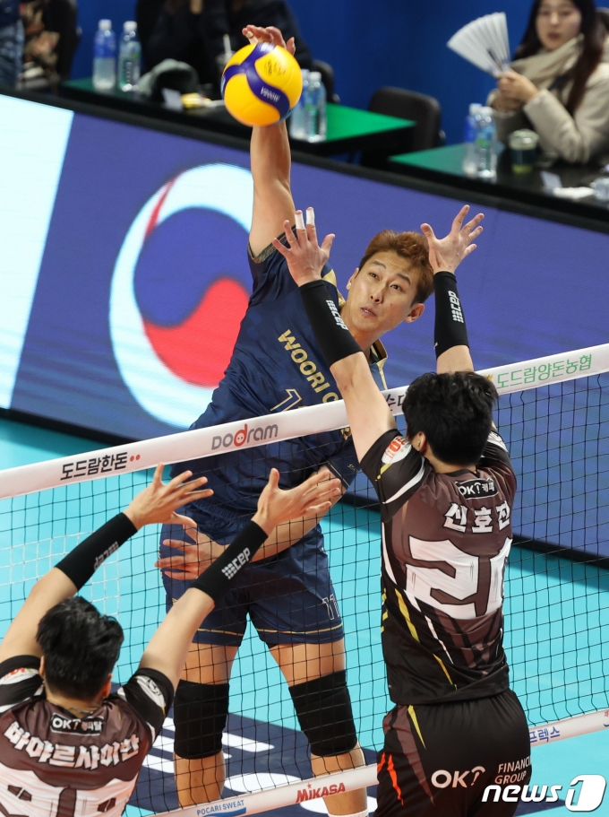 [사진] 우리카드 한성정, 찍어누른다