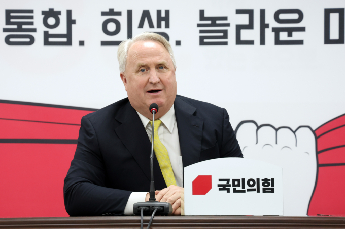 인요한 국민의힘 혁신위원장이 이준석 전 국민의힘 대표에게 "준석이는 도덕이 없다. 그건 부모의 잘못이 큰 것 같다"고 말해 논란이 일고 있다. 사진은 인 위원장이 지난 23일 서울 여의도 국민의힘 중앙당사에서 열린 혁신위원회 10차 회의에서 모두발언을 하고 있는 모습. /사진=뉴스1