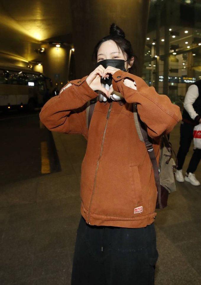 그룹 피프티 피프티 소속사 어트랙트가 '큐피드' 저작권 등록 절차 과정에서의 위법 행위에 대응하고자 새 법률 대리인을 선임했다. 사진은 지난 22일 오전 빌보드 뮤직 어워드 일정을 마치고 미국 LA에서 귀국해 인사를 하고 있는 피프티 피프티 키나. /사진= 뉴스1