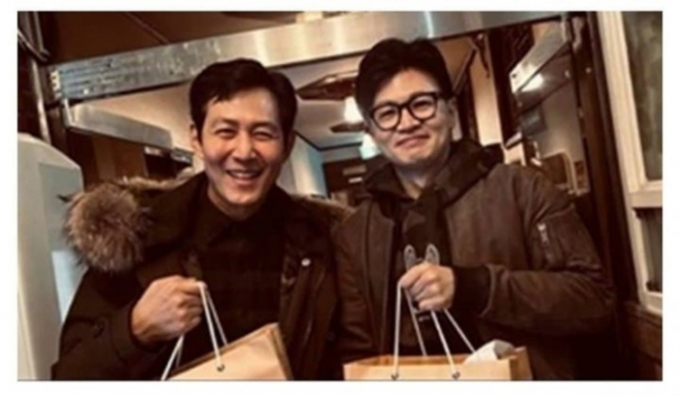 한동훈 법무부 장관과 배우 이정재가 서울 강남의 모 한식당에서 만남을 가졌다. 서울 현대고 동기동창(5기)인 둘의 친분이 알려진 것은 이번이 처음이다. /사진=온라인 커뮤니티 캡처