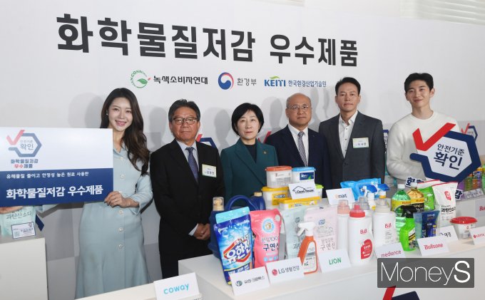 [머니S포토] 한화진 환경부 장관 '화학물질저감 우수제품과 함께'