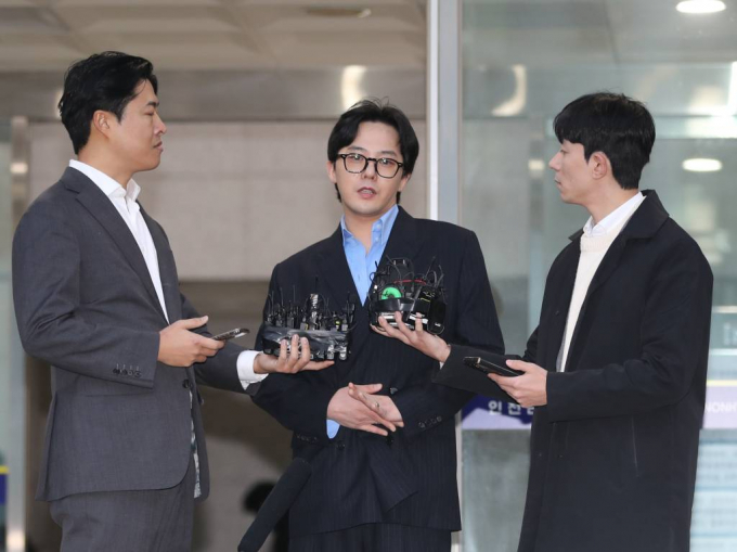 마약 투약 혐의를 받는 가수 권지용의 출국금지 조치가 해제됐다. 사진은 지난 6일 오후 인천 남동구 인천논현경찰서에 자진 출석해 조사를 마치고 나와 기자 질문에 답하고 있는 가수 권지용(지드래곤). /사진= 뉴시스