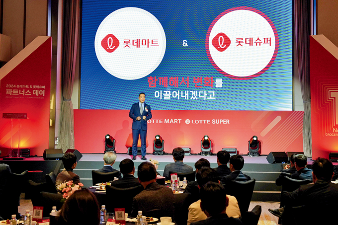 강성현 롯데마트슈퍼 대표이사가 서울 송파구 롯데 시그니엘 서울에서 진행된 2024 롯데마트앤롯데슈퍼 파트너스 데이에서 발표하고 있다. /사진=롯데쇼핑