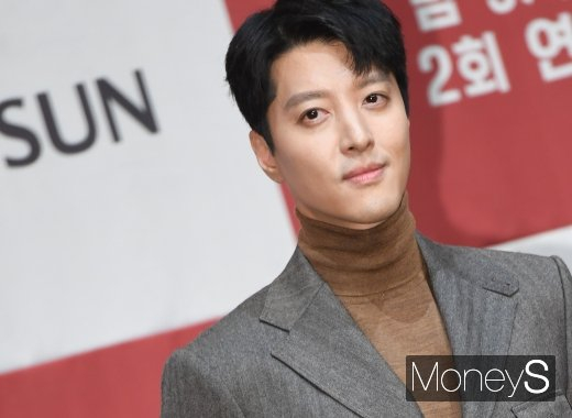 배우 이동건이 전처 조윤희와의 이혼을 언급한 가운데 두 사람의 이혼 사유가 재조명되고 있다. 사진은 지난 2019년 10월 서울 구로구 신도림동 라마다 서울 신도림 호텔에서 열린 TV조선 특별기획 드라마 '레버리지 : 사기조작단' 제작발표회에 참석한 배우 이동건. /사진=장동규 기자