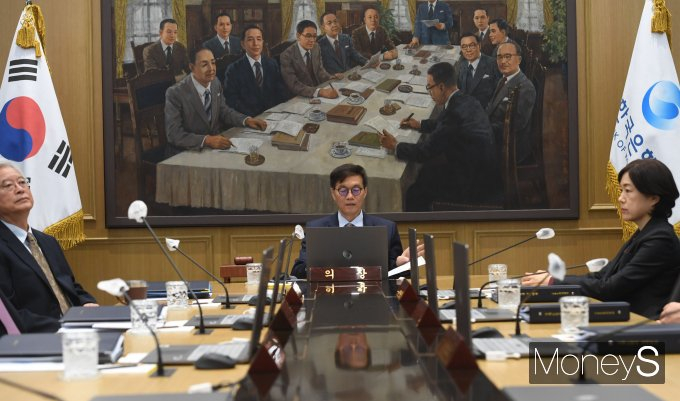 이창용 한국은행 총재가 19일 오전 서울 중구 한국은행 본부에서 열린 금융통화위원회 본회의를 주재하고 있다./사진=장동규 기자